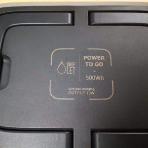 DROPLET lithium portable battery pack is equipped with a wireless charger to top up your compatible cellphone.