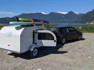 Transport your SUPs and kayaks easily on the top of the mini camper